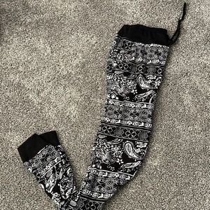 Comfy black & white pants with pockets